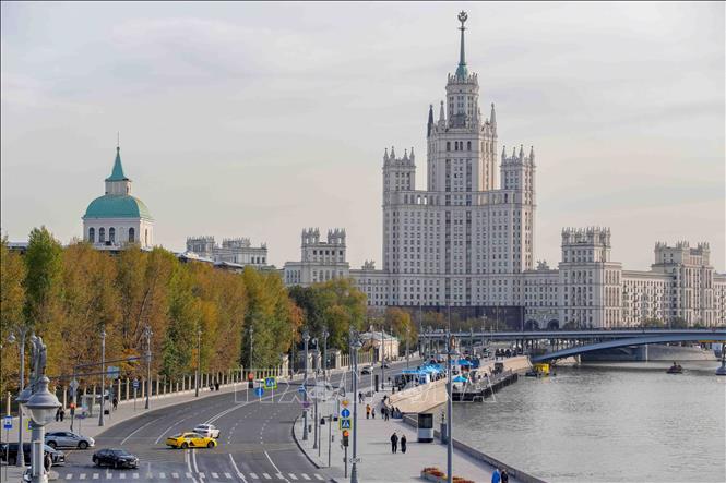 Tòa nhà Kotelnicheskaya Embankment soi bóng bên dòng sông Moskva, nhìn từ khu vực bờ sông và cầu lân cận. Công trình kiến trúc mang phong cách Stalinist nổi bật giữa cảnh quan đô thị, thể hiện dấu ấn quy hoạch và kiến trúc Moskva thời kỳ giữa thế kỷ XX. Ảnh: Thanh Liêm - TTXVN