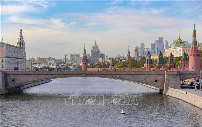 Cầu bắc qua sông Moskva với tầm nhìn về khu vực Điện Kremlin, trung tâm chính trị và lịch sử của Nga. Phía sau cây cầu là những tòa tháp gạch đỏ đặc trưng của quần thể kiến trúc lâu đời, tạo nên đường chân trời nổi bật bên dòng sông. Ảnh: Thanh Liêm - TTXVN