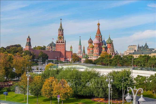 Quần thể Điện Kremlin và Nhà thờ Thánh Basil nhìn từ khu vực công viên Zaryadye, Moskva. Những bức tường gạch đỏ của Điện Kremlin cùng các mái vòm nhiều màu sắc của nhà thờ nổi bật giữa không gian cây xanh đang chuyển sắc vào mùa thu. Ảnh: Thanh Liêm - TTXVN