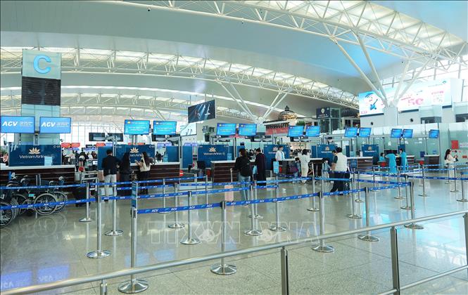 Khu vực làm thủ tục của Vietnam Airlines tại nhà ga T2 sân bay quốc tế Nội Bài luôn sạch sẽ, thoáng, hiện đại được người dân và du khách tin tưởng sử dụng dịch vụ của hãng. Ảnh: Quốc Khánh - TTXVN