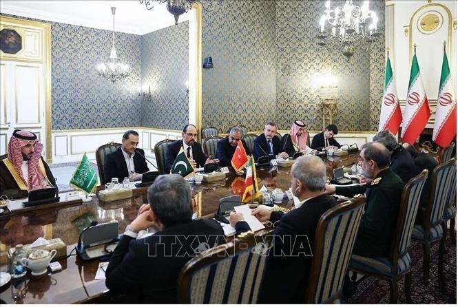Ngày 26/10/2026, Tổng thống Iran Masoud Pezeshkian đã tổ chức cuộc gặp cấp cao tại thủ đô Tehran với sự tham dự của các quan chức an ninh và quốc phòng Saudi Arabia, Thổ Nhĩ Kỳ và Pakistan, nhằm thảo luận các vấn đề an ninh khu vực, thúc đẩy đối thoại và tìm kiếm giải pháp giảm căng thẳng trong bối cảnh tình hình Trung Đông diễn biến phức tạp. Ảnh: AA/TTXVN phát