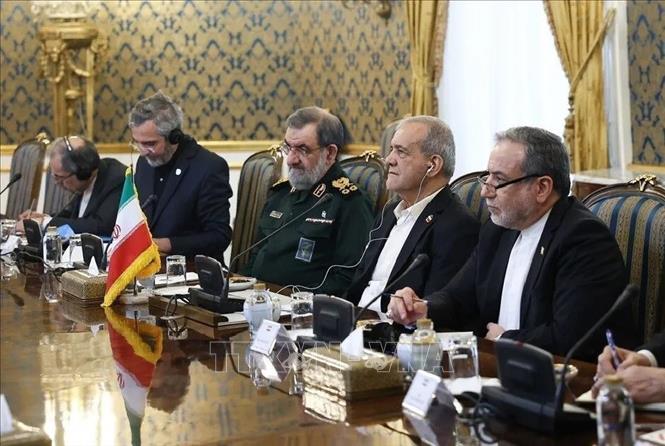 Ngày 26/10/2026, Tổng thống Iran Masoud Pezeshkian đã tổ chức cuộc gặp cấp cao tại thủ đô Tehran với sự tham dự của các quan chức an ninh và quốc phòng Saudi Arabia, Thổ Nhĩ Kỳ và Pakistan, nhằm thảo luận các vấn đề an ninh khu vực, thúc đẩy đối thoại và tìm kiếm giải pháp giảm căng thẳng trong bối cảnh tình hình Trung Đông diễn biến phức tạp. Ảnh: AA/TTXVN phát