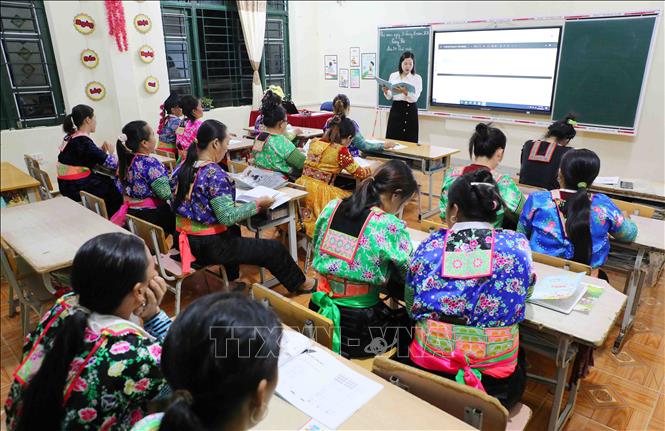 Lớp xóa mù chữ tại xã Sam Mứn có 21 học viên, 100% là phụ nữ dân tộc Mông. Ảnh: Trung Kiên - TTXVN