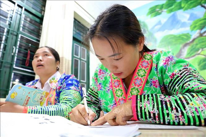 Học viên Vừ Thị Đớ, ở bản Hua Thanh, là một trong những học viên có thành tích học tập rất tốt, được giáo viên đánh giá cao. Ảnh: Trung Kiên - TTXVN