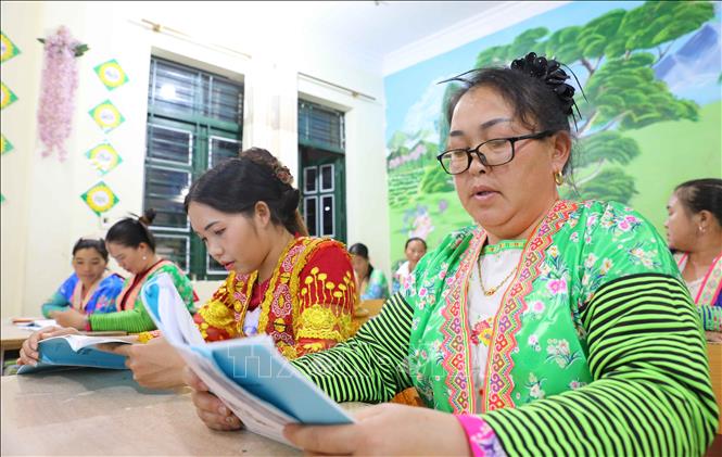 Mạc dù năm nay đã 50 tuổi, nhưng học viên Giàng Thị Dung ở bản Na Ư vẫn tích cực đến lớp để học chữ. Ảnh: Trung Kiên - TTXVN