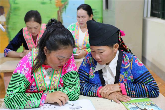 Các học viên trong lớp tích cực cùng nhau trao đổi, hỗ trợ nhau trong giờ học. Ảnh: Trung Kiên - TTXVN