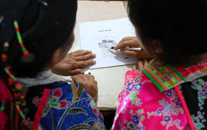 Từ những con chữ đầu tiên, các học viên chăm chú luyện đọc, luyện viết, từng bước hình thành kỹ năng cần thiết trong học tập. Ảnh: Trung Kiên - TTXVN