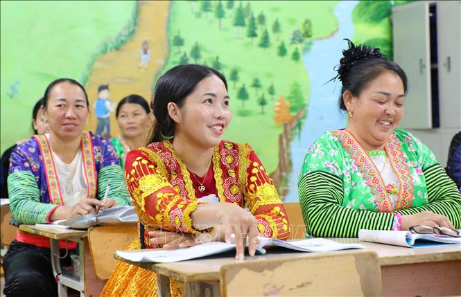 Niềm vui hiện rõ trên gương mặt những phụ nữ dân tộc Mông khi được học tập, giao lưu và từng bước làm chủ con chữ. Ảnh: Trung Kiên - TTXVN