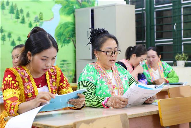 Mặc dù đa số các học viên đã nhiều tuổi nhưng tinh thần học tập rất nghiêm túc. Ảnh: Trung Kiên - TTXVN