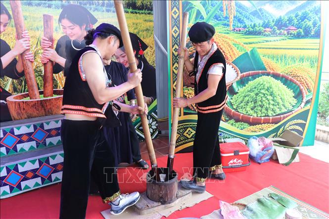 Các đội thi làm bánh dày trong lễ hội. Ảnh: Vũ Hoàng Giang - TTXVN