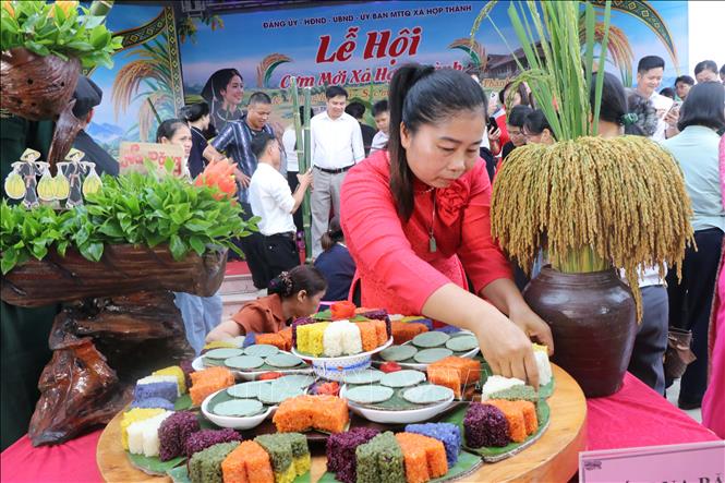 Các đội thi làm bánh dày trong lễ hội. Ảnh: Vũ Hoàng Giang - TTXVN