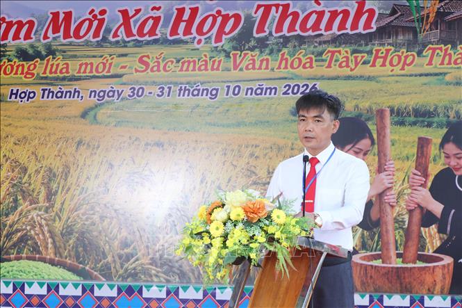 Ông Trịnh Kim Thủy, Chủ tịch Ủy ban nhân dân xã Hợp Thành phát biểu khai mạc lễ hội. Ảnh: Vũ Hoàng Giang - TTXVN