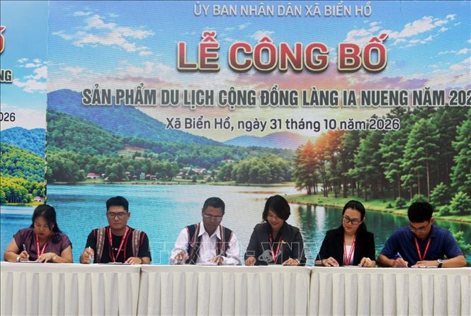 Đại diện làng Ia Nueng ký kết hợp tác với các đơn vị lữ hành. Ảnh: Trịnh Bang Nhiệm - TTXVN