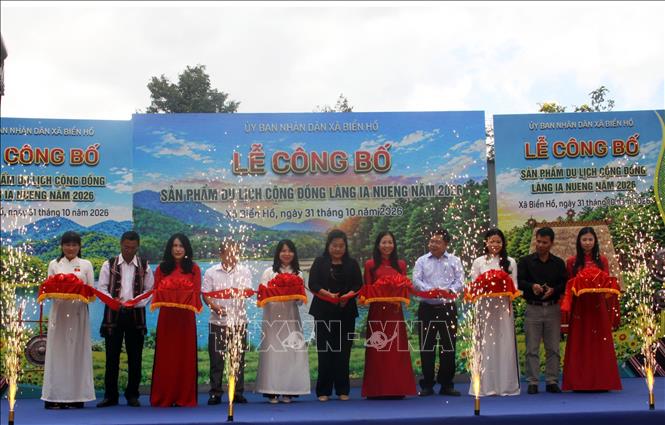 Các đại biểu cắt băng ra mắt “Làng du lịch cộng đồng Ia Nueng, xã Biển Hồ”. Ảnh: Trịnh Bang Nhiệm - TTXVN