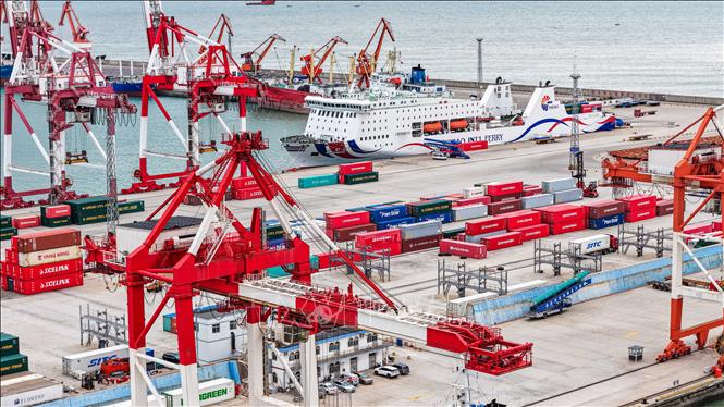 Quang cảnh cảng hàng hóa ở tỉnh Sơn Đông, Trung Quốc. Ảnh: THX/TTXVN phát