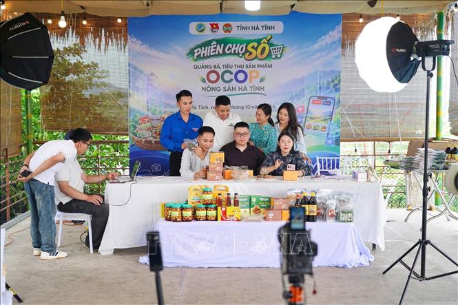 Các sản phẩm OCOP Hà Tĩnh đưa lên nền tảng số thông qua livestream thu hút 1,2 triệu lượt hiển thị sản phẩm. Ảnh: Hoàng Ngà - TTXVN