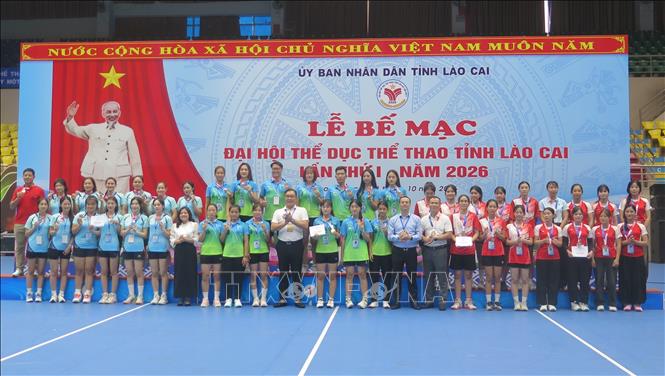 Ban tổ chức trao giải thưởng, huy chương cho các đội môn Bóng chuyền da nữ. Ảnh: Hương Thu - TTXVN
