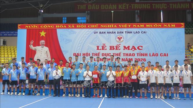 Ban tổ chức trao giải thưởng, huy chương cho các đội môn Bóng chuyền da nam. Ảnh: Hương Thu-TTXVN