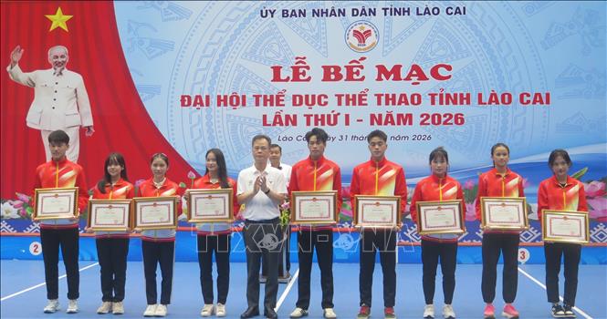Trao tặng Bằng khen của Chủ tịch UBND tỉnh Lào Cai cho các vận động viên tiêu biểu. Ảnh: Hương Thu-TTXVN