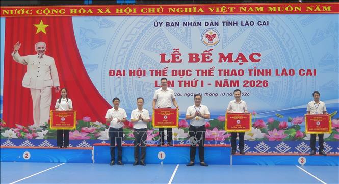 Ban tổ chức trao các giải Nhất, Nhì, Ba, Khuyến khích toàn đoàn cho Sở Giáo dục và Đào tạo; đoàn cụm phường Cam Đường và đoàn cụm phường Yên Bái và đoàn cụm xã Mậu A. Ảnh: Hương Thu-TTXVN
