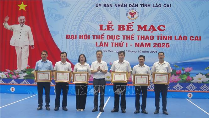 Trao tặng Bằng khen của Chủ tịch UBND tỉnh Lào Cai cho các tập thể có thành tích xuất sắc trong công tác chỉ đạo, triển khai và tổ chức Đại hội. Ảnh: Hương Thu-TTXVN