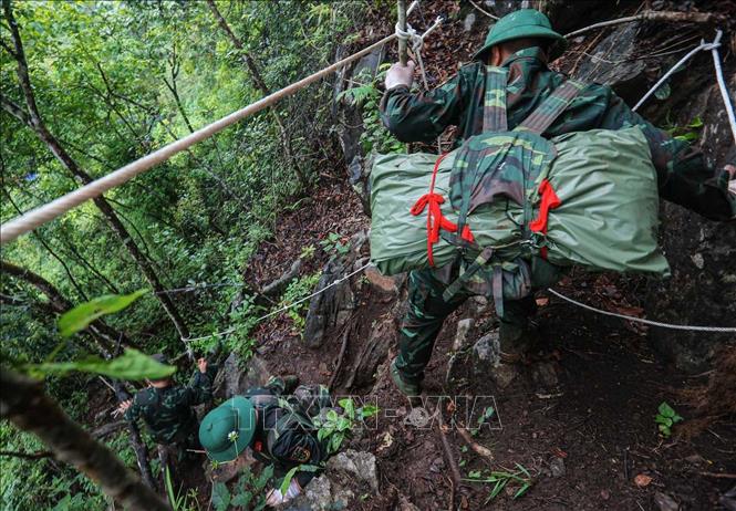 Cán bộ, nhân viên Đội tìm kiếm, quy tập hài cốt liệt sĩ tỉnh Tuyên Quang làm lễ đưa hài cốt liệt sĩ hy sinh tại điểm cao 685 (thôn Nặm Ngặt) về nhà chờ. Ảnh: Hoàng Hiếu - TTXVN