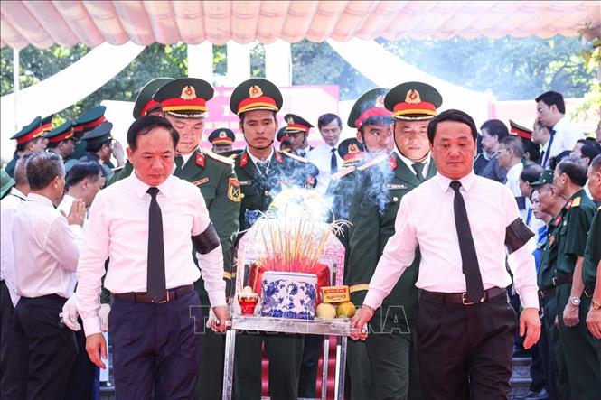 Trưởng Ban Tuyên giáo Trung ương Trịnh Văn Quyết, Bí thư Tỉnh uỷ Tuyên Quang Hầu A Lềnh và các đại biểu thực hiện nghi thức đưa các liệt sĩ về nơi an nghỉ tại Nghĩa trang liệt sĩ Quốc gia Vị Xuyên. Ảnh: Hoàng Hiếu - TTXVN