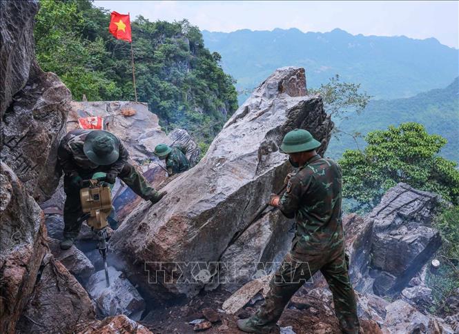 Để quy tập được 172 hài cốt liệt sĩ, cán bộ, quân nhân chuyên nghiệp đội tìm kiếm, quy tập hài cốt liệt sĩ Tuyên Quang đã phải kiên trì bám núi, mở đường, phá đá kiên trì đi tìm đồng đội còn nằm lại. Ảnh: Hoàng Hiếu - TTXVN