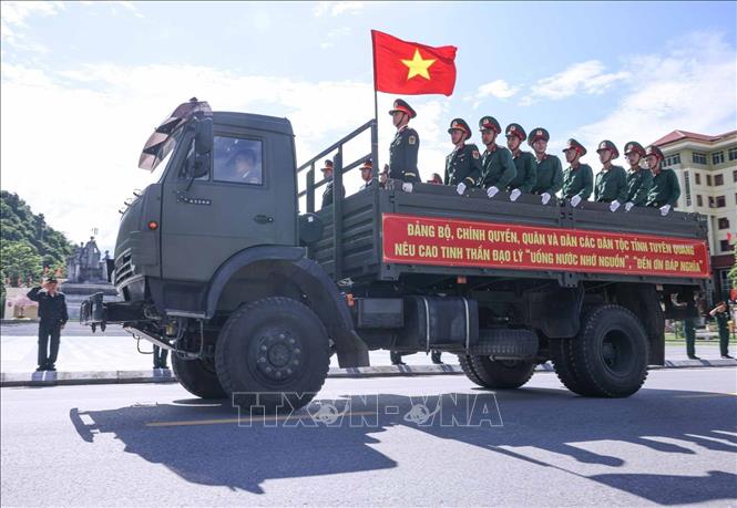 Đoàn xe đưa hài cốt liệt sĩ qua Quảng trường 26/3 phường Hà Giang 1 di chuyển về Nghĩa trang liệt sĩ Quốc gia Vị Xuyên. Ảnh: Hoàng Hiếu - TTXVN