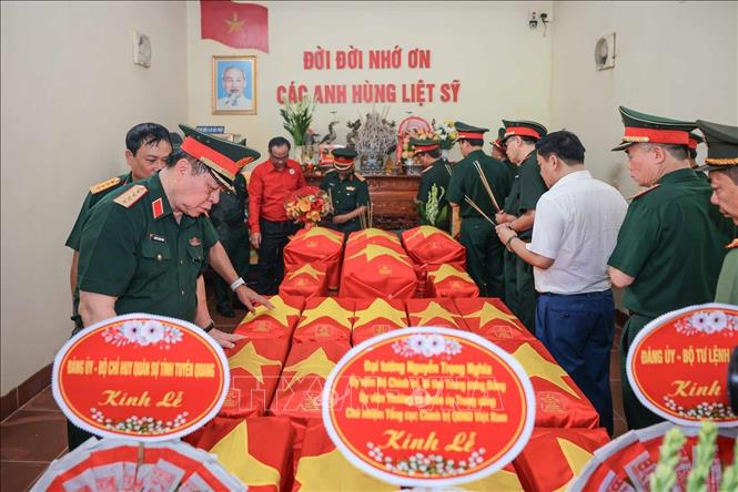 Đại tướng, Chủ nhiệm Tổng cục Chính trị Quân đội nhân dân Việt Nam Nguyễn Trọng Nghĩa tưởng niệm hài cốt các liệt sĩ được quy tập về nhà chờ của Đội tìm kiếm, quy tập hài cốt liệt sĩ (Bộ Chỉ huy quân sự tỉnh Tuyên Quang). Ảnh: Hoàng Hiếu – TTXVN