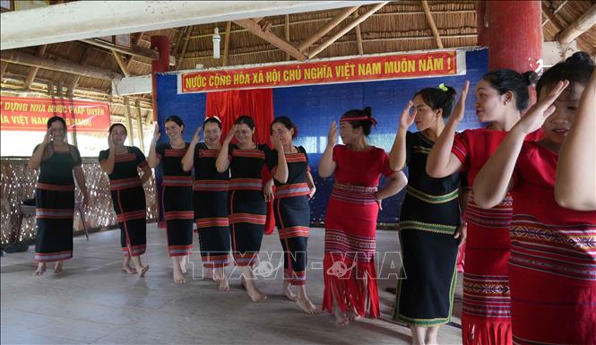 Các nghệ nhân truyền dạy múa Xoang cho người dân xã Đăk Môn, tỉnh Quảng Ngãi. Ảnh: Dư Toán - TTXVN