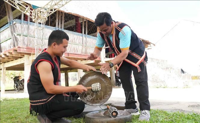 Các nghệ nhân truyền dạy nghệ thuật cồng chiêng cho người dân xã Đăk Môn, tỉnh Quảng Ngãi. Ảnh: Dư Toán - TTXVN