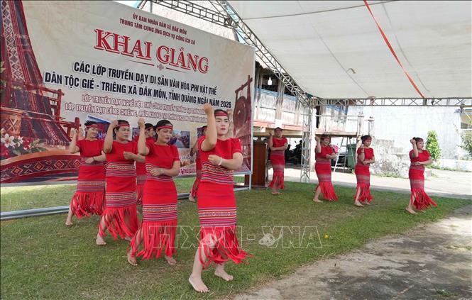 UBND xã Đăk Môn tổ chức khai giảng các lớp truyền dạy nghề dệt thủ công truyền thống và nghệ thuật cồng chiêng, múa Xoang của dân tộc Gié – Triêng năm 2026, kéo dài từ cuối tháng 10 đến giữa tháng 11/2026. Ảnh: Dư Toán - TTXVN