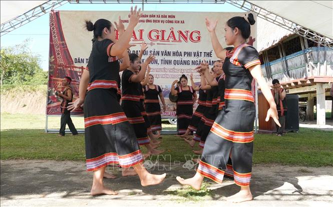 UBND xã Đăk Môn tổ chức khai giảng các lớp truyền dạy nghề dệt thủ công truyền thống và nghệ thuật cồng chiêng, múa Xoang của dân tộc Gié – Triêng năm 2026, kéo dài từ cuối tháng 10 đến giữa tháng 11/2026. Ảnh: Dư Toán - TTXVN