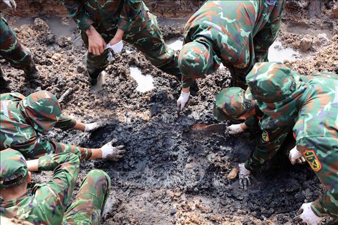 Công tác tìm kiếm, quy tập hài cốt liệt sĩ tại công viên Lê Thị Riêng được triển khai khẩn trương nhưng đảm bảo sự chính xác, đúng quy định. Ảnh (tư liệu): Xuân Khu - TTXVN