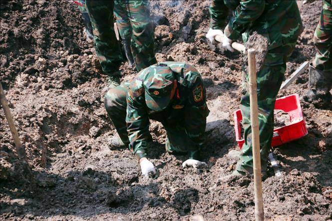 Công tác tìm kiếm, quy tập hài cốt liệt sĩ tại công viên Lê Thị Riêng được triển khai khẩn trương nhưng đảm bảo sự chính xác, đúng quy định. Ảnh (tư liệu): Xuân Khu-TTXVN