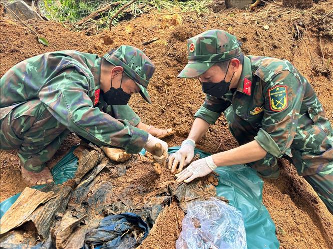Ban Chỉ huy quân sự xã Đặng Thùy Trâm tìm thấy 3 hài cốt liệt sĩ tại Bệnh xá Đức Phổ (bệnh xá Hồ Sâu), tổ Hố Sâu, thôn Đồng Răm. Ảnh: TTXVN phát