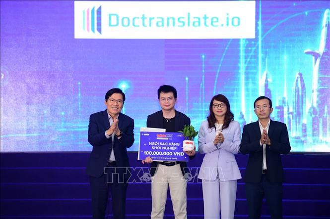 Giải thưởng Ngôi sao vàng trao cho dự án Doctranslate.io trị giá 100 triệu đồng. Ảnh: Hương Giang - TTXVN