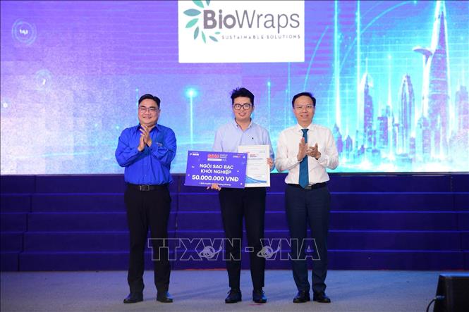 Dự án BioWraps đoạt giải Ngôi sao bạc khởi nghiệp, trị giá 50 triệu đồng. Ảnh: Hương Giang - TTXVN