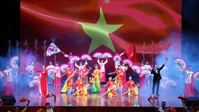Một tiết mục đặc sắc biểu diễn tại chương trình. Ảnh: Đức Phương - TTXVN