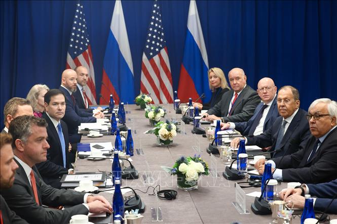 (Tư liệu) Ngoại trưởng Mỹ Marco Rubio (thứ 4, trái) và Ngoại trưởng Nga Sergei Lavrov (thứ 2, phải) tại cuộc gặp bên lề Khóa họp 80 Đại hội đồng Liên hợp quốc ở New York, Mỹ, ngày 24/9/2025. Ảnh: AA/TTXVN phát