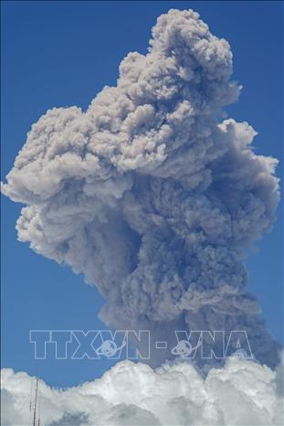 Tro bụi phun lên từ núi lửa Mayon ở tỉnh Albay, Philippines ngày 30/10/2026. Ảnh: THX/TTXVN phát