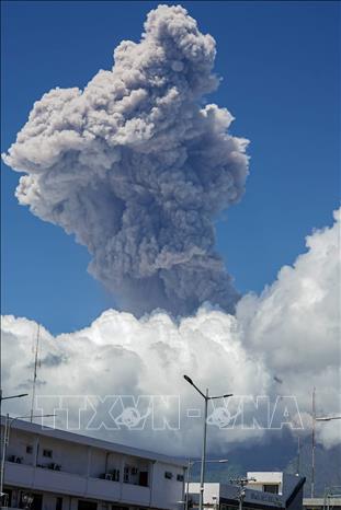 Tro bụi phun lên từ núi lửa Mayon ở tỉnh Albay, Philippines ngày 30/10/2026. Ảnh: THX/TTXVN phát