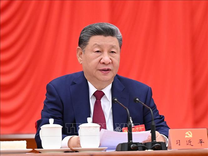 Ngày 29/10/2026, Hội nghị toàn thể lần thứ 5 Ban Chấp hành Trung ương Đảng Cộng sản Trung Quốc khóa XX (Hội nghị Trung ương 5) thông qua “Quyết định của Ban Chấp hành Trung ương Đảng Cộng sản Trung Quốc về “giữ vững ổn định, thúc đẩy tiến bộ”. Ảnh: Tổng Bí thư, Chủ tịch Trung Quốc Tập Cận Bình thay mặt Bộ Chính trị trình bày báo cáo công tác tại phiên họp toàn thể lần thứ 5 Ban Chấp hành Trung ương Đảng Cộng sản Trung Quốc khóa XX, tại Bắc Kinh, ngày 29/10/2026. THX/TTXVN phát